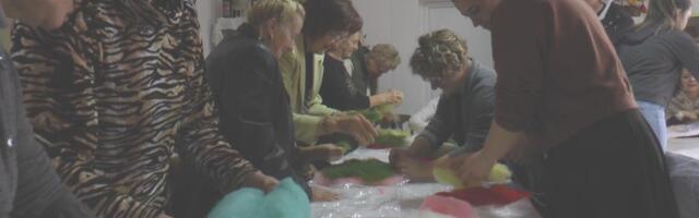 ONE OD VUNE PRAVE ČUDO I ČUVAJU SRPSKU TRADICIJU OD ZABORAVA Žene čačanskog kraja ne odustaju od pustovanja - stara tehnika i deo domaćeg kulturnog nasleđa FOTO