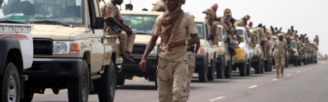 BLISKI ISTOK NA IVICI RATA: Više od 20.000 saudijskih vojnika gomila se na granici Jemena (FOTO)