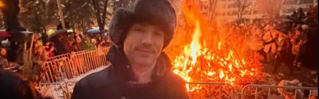 Praznična idila u domu harmonikaša: TRUDNA SUPRUGA Kosana prizor iz doma na Božić, od orašastih plodova do crvenih ruža! (FOTO)