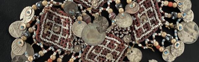 NAJRASKOŠNIJE NOSILE SU DEVOJKE I NEVESTE Čarobna izložba u Manakovoj kući u centru Beograda: Nakit od perlica iz Kosovskog Pomoravlja (FOTO)