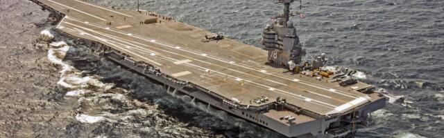 AMERIČKA PLUTAJUĆA TVRĐAVA SE RASPADA: Najveći nosač aviona hitno napušta Bliski istok, 600 mornara spava na podu (VIDEO, FOTO)