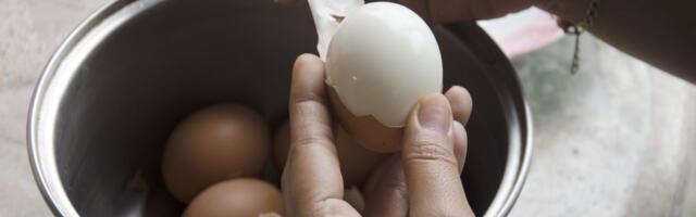 Trik za savršeno ljuštenje jaja: Zaboravite na so i sirće, ovaj neočekivani predmet rešava sve