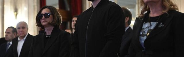 Pogledajte dolazak supruge i sina Duška Vujoševića na komemoraciju legendarnom treneru