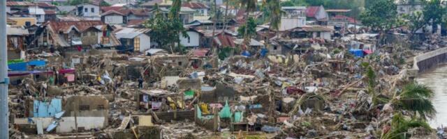 SUPER TAJFUN RAZNEO OSTRVA! Prevrtao automobile i obarao stubove, najgore tek sledi! (VIDEO)