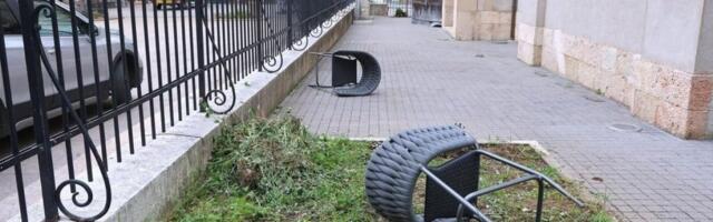 (FOTO) Udarili na srpsku svetinju: U centru Zagreba vandali uništili crkvu - Razbijena stakla, razbacane stolice...