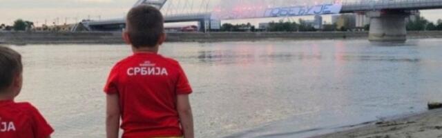 "SRBIJA POBEĐUJE" NA ŽEŽELJEVOM MOSTU! Prelepa slika u Novom Sadu! (FOTO, VIDEO)