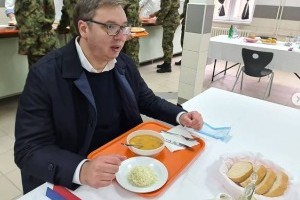 Председник Вучић: Најбољи је војнички пасуљ