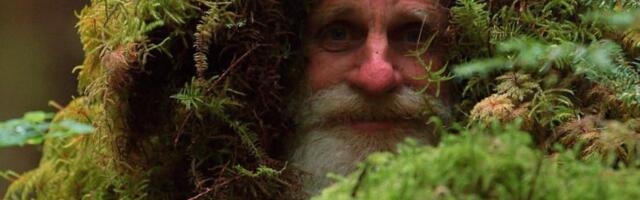 Upoznajte čoveka koji živi na drvetu i pere zube šišarkama (VIDEO)