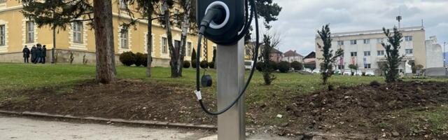 U centru Gornjeg Milanovca novi punjač za elektrovozila