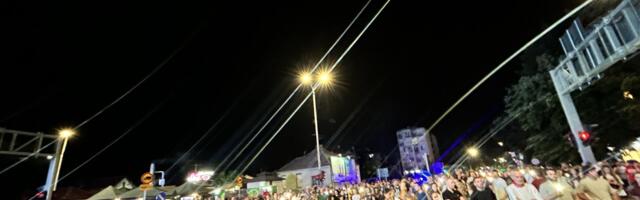 Kragujevčani večeras blokirali nekoliko lokacija, premeštaju se sa raskrsnice na raskrsnicu (VIDEO)