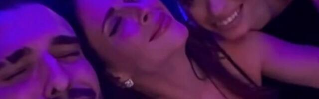 Darka Lazića grle bivša i sadašnja žena: Ana pozira u dekoltiranoj haljini, Kaća blista "Gotov sam"