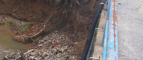 Čitaoci javljaju: Situacija sa mostom koji povezuje Predejane i Koraćevac sve gora, urušava se i druga obala, nadležni ne reaguju(FOTO+VIDEO)