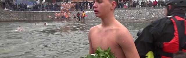 Strahinja drugu godinu za redom prvi doplivao do Časnog krsta (VIDEO)