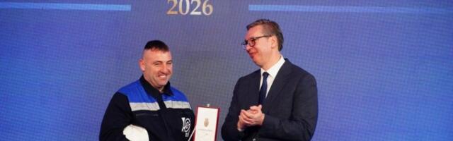 UČESTVOVAO U ISKOPAVANJU REKORDNE TONE UGLJA! Vučić odlikovao bageristu iz kopa "Drmno"!