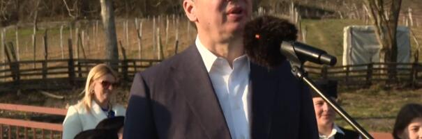 "LJUDI VIDE ŠTA SMO SVE POSTIGLI" Vučić sa meštanima Kotraže: Znam da još mnogo treba da se uradi, ali sam srećan! Izgradićemo puteve, otvoriti nova radna mesta