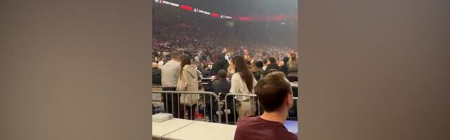 Devojčica u suzama nakon bačenih petardi napustila Arenu