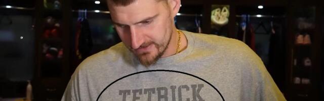 JOKIĆ PRED NOVINARE IZAŠAO U POSEBNOJ MAJICI! Srbin još jednom dokazao da mu košarka NIJE OMILJENI SPORT! Amerika bruji o Džokerovom stajlingu! (FOTO)