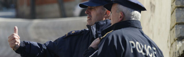 Horor na jugu Srbije: Devojka (20) ušetala sa puškom u školsko dvorište!