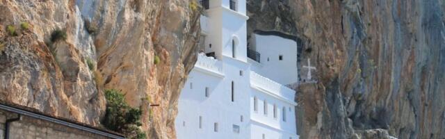 Jeza pod Ostrogom: Vrištao na molitve i pljuvao svetu vodu, zaposednuti mladić napao sveštenika!