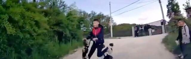 (UZNEMIRUJUĆE) STRAVIČAN SNIMAK IZ NOVOG PAZARA! Sekunde delile dečaka od tragedije pod točkovima automobila - izbegnuta u poslednjem trenutku!