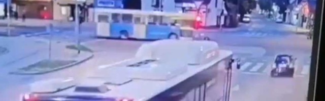 Novosađanin proleteo kroz crveno, jedva izbegao sudar sa busom pa se isprevrtao (VIDEO)