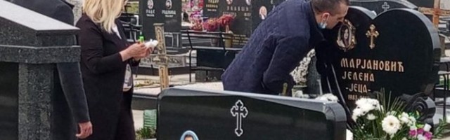 PET GODINA OD UBISTVA JELENE MARJANOVIĆ! Bez ijedne reči Zoran je na grobu zapalio sveće i POLJUBIO NJENU SLIKU/FOTO/VIDEO/