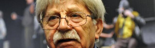 Ni mesec dana od izlaska iz bolnice, Ljubivoje Ršumović je izašao na ulicu i stao uz svoj narod