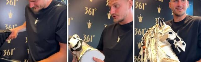 Jokić zaludeo Kineze, poklonili mu konjsku glavu (VIDEO)