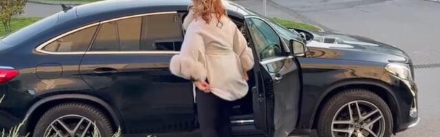 Folkerku (57) dovezli u besnoj mašini! Pokazala lice bez trunke šminke, ona na veseljima zgrće ozbiljnu lovu