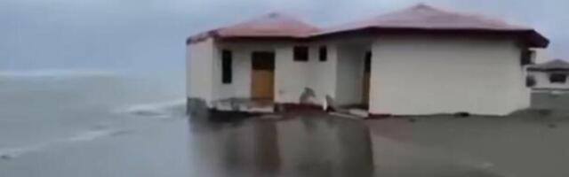Apokaliptični prizor na Adi Bojani! Talasi uništavaju sve pred sobom, more razorilo kućice na obali, užas! (VIDEO)