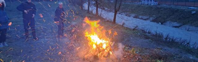 Svečano u Kuršumlijskoj Banji: Paljenje badnjaka uz dobro raspoloženje