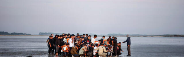 Француска забранила улазак британским ултрадесничарима због напада на мигрантске чамце