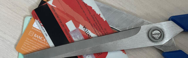 Уместо бацања у смеће, пластичну картицу уништити