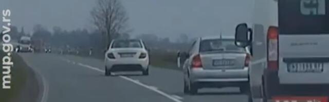 POGLEDAJTE KAKO VOZAČ "MERCEDESA" DIVLJA KROZ RUMENKU: Nagazio 200 na sat i preticao kolonu preko pune linije! (video)