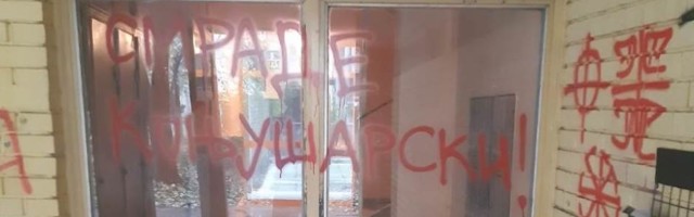 Građani prekrečili preteće grafite mržnje na ulazu u Gruhonjićevu zgradu