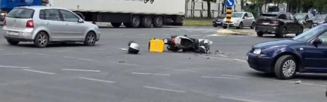 Srča i krhotine od vozila svuda po putu: Oboren dostavljač hrane u Novom Sadu, motocikl uništen (FOTO)