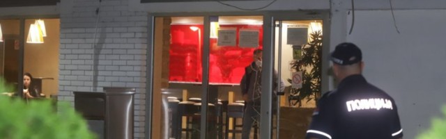 (FOTO, VIDEO) ČEDA DIVLJAO NA NOVOM BEOGRADU: Demolirao kiosk brze hrane pa ŠUTIRAO policijski automobil, odveden u stanicu