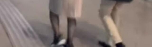 Mladić se izuo i patike dao devojci, gestom oduševio sve (VIDEO)