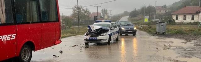 Udes između autobusa i policijskog vozila u Đinđuši kod Leskovca