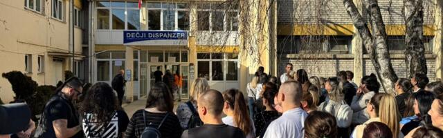 Radnici Jure ponovo protestovali ispred Dečijeg dispanzera, traže krivca za smrt dečaka (video)