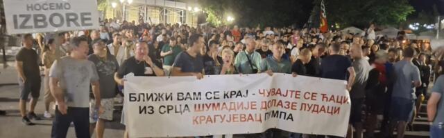 Protest u Kragujevcu: Građani i pristalice SNS-a licem u lice (FOTO)