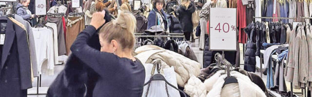 Редови и гужве у продавницама због потрошачког празника