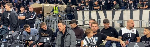 Fudbaleri uzeli jesenju titulu, pa stigli u Arenu da pruže podršku košarkašima