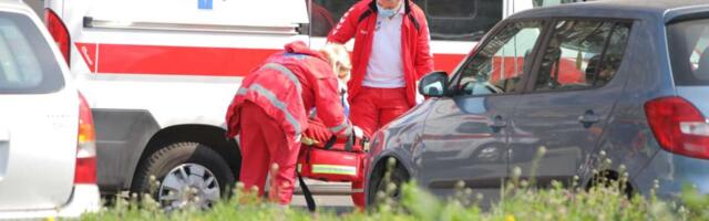 AUTOMOBIL UDARIO DETE KOD ŠKOLE Drama u Kragujevcu, maloletnik odmah prevezen u bolnicu!