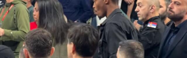 Poseban gost na utakmici Zvezde protiv Pešićevog Bajerna, bivša NBA zvezda sa devojkom gleda crveno-bele