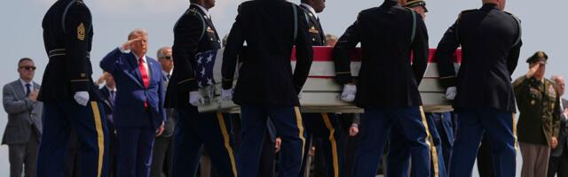 Tramp prisustvovao primopredaji tela četvoro američkih vojnika poginulih na Bliskom istoku