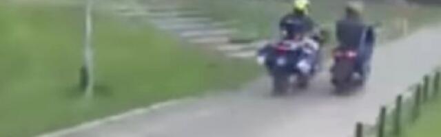 ŽESTOKA POTERA PREKO NOVOG BEOGRADA! Policajac na motoru pojurio muškarca na skuteru, LJUDI BEŽALI NA SVE STRANE (VIDEO)