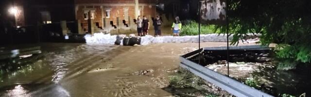 Meštani Loznice se sami organizovali i spasili dvorišta od poplave