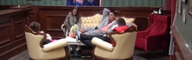 KAO RASCEPANA SMOKVA! Kristijan Golubović BEZ BLAMA okrio da OVA ZADRUGARKA NE NOSI DONJI VEŠ, sve je video... čak 30 PUTA! (VIDEO)