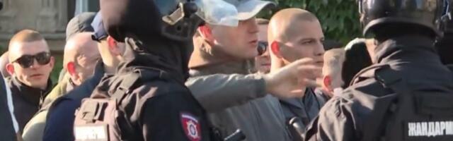 "Bliski susret" u Nišu: Žandarmerija čuva ljude u crnom i kačketima, veterani studente (VIDEO)